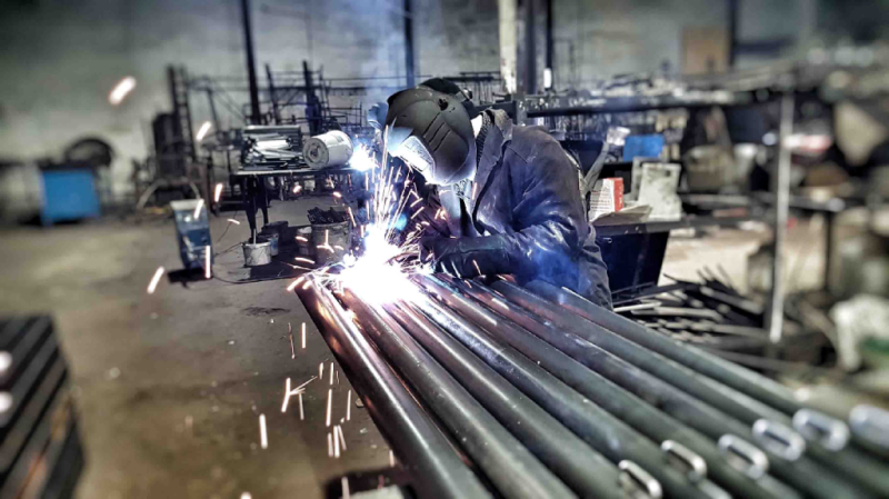 Какие материалы используют при изготовлении уличного спортивного оборудования в Волгограде?